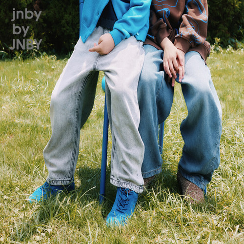 手感顺滑柔软，有质感，穿上身很有垂直感