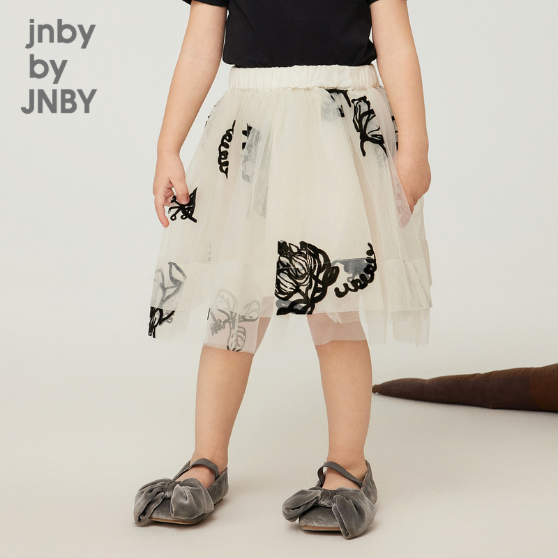 纱上的植绒花型设计，使小朋友穿上仙气飘飘