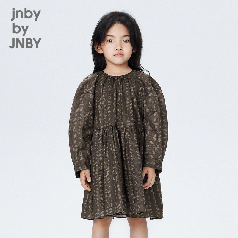 采用梭织面料，舒适耐久且易打理