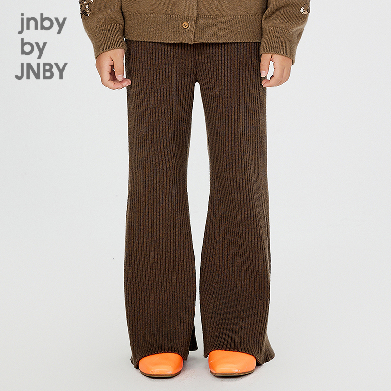 由毛纱制造，制作工艺精良。舒适柔软