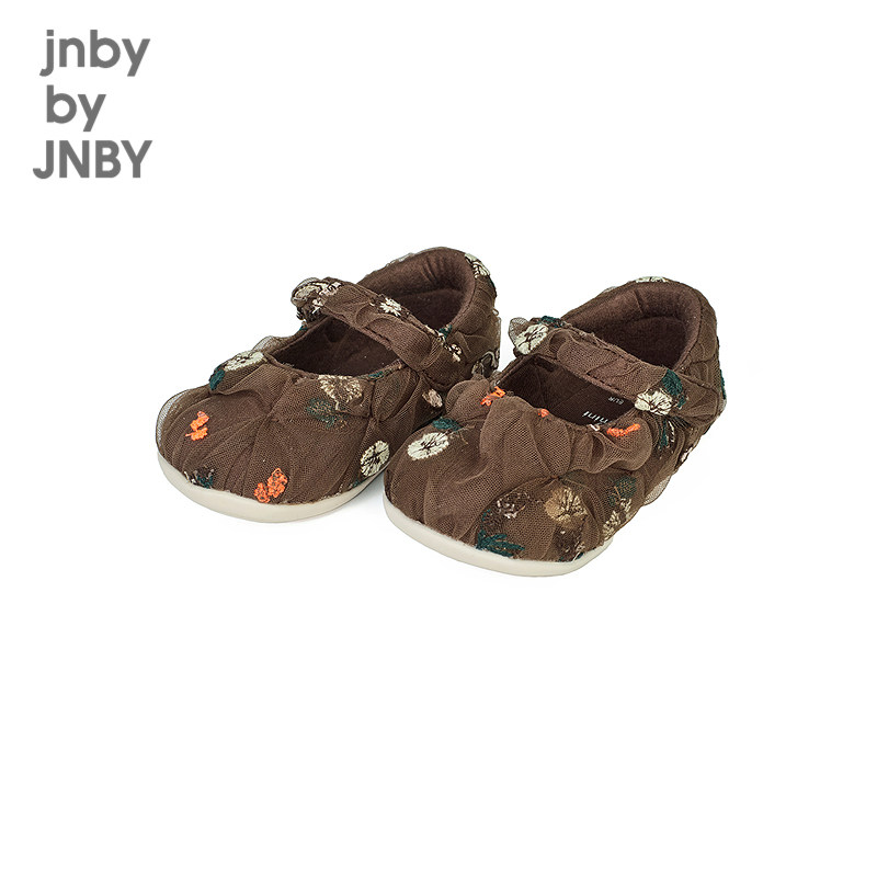 单鞋设计，绣花装饰，浅口鞋