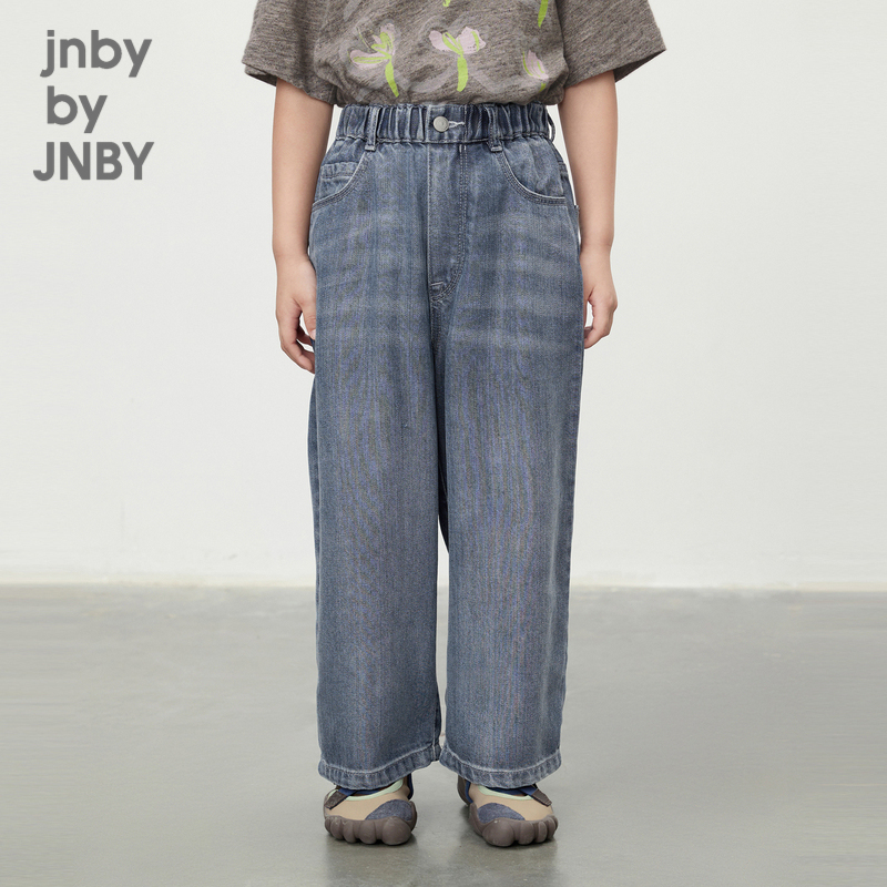 微阔的裤型好穿，搭配起来也方便