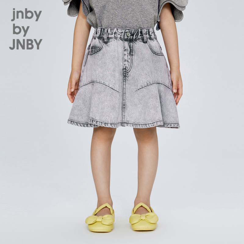牛仔材质短款腰裙，穿起来突显俏皮感