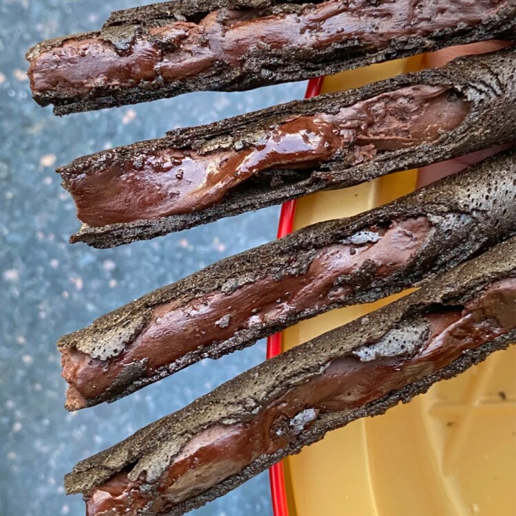 印度尼西亚DEKA黑巧克力味140g进口咖罗密夹心卷饼干白咖啡巧克力