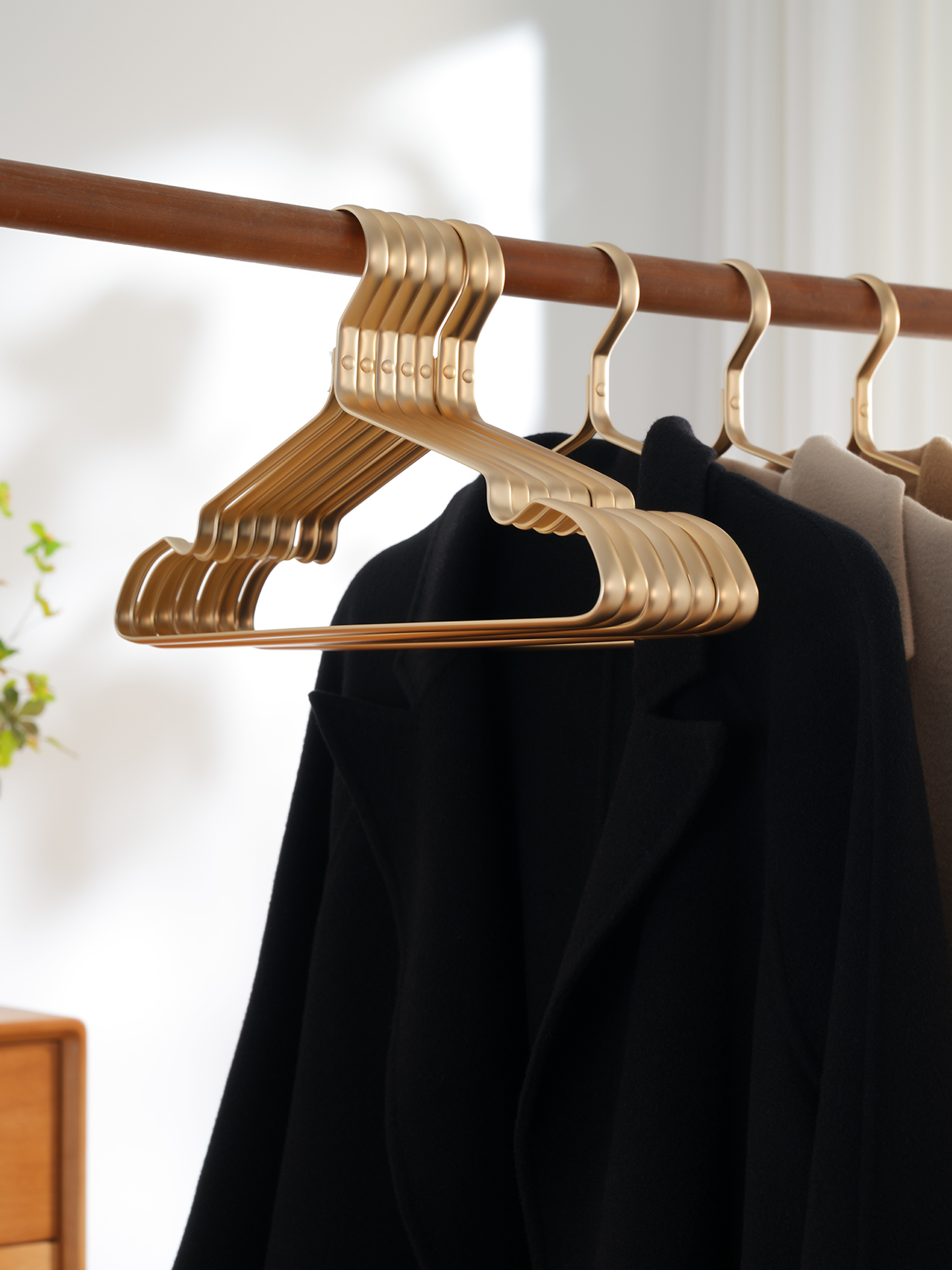 金属铝合金衣架家用挂衣服架防滑无痕不锈钢收纳加粗加大晾衣撑子