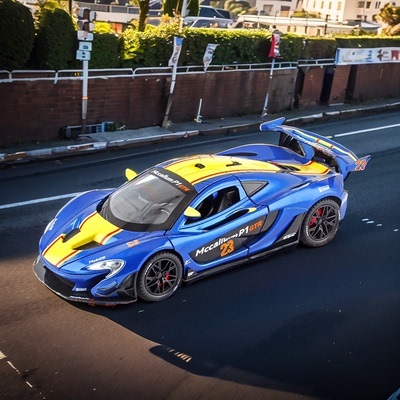 嘉业1:22迈凯伦P1-GTR赛道版声光开门避震转向回力跑车合金车模型