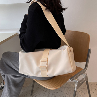 旅行化妆收纳包小号吐司包休闲尼龙大容量运动风宽带单肩斜挎包