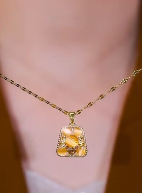 新款百搭金色方牌项链女小众设计感精美爆款轻奢气质饰品项链女