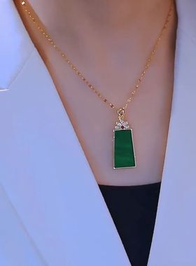 超闪绿色无事牌吊坠项链网红爆款气质高级感长方牌锁骨链2024新款
