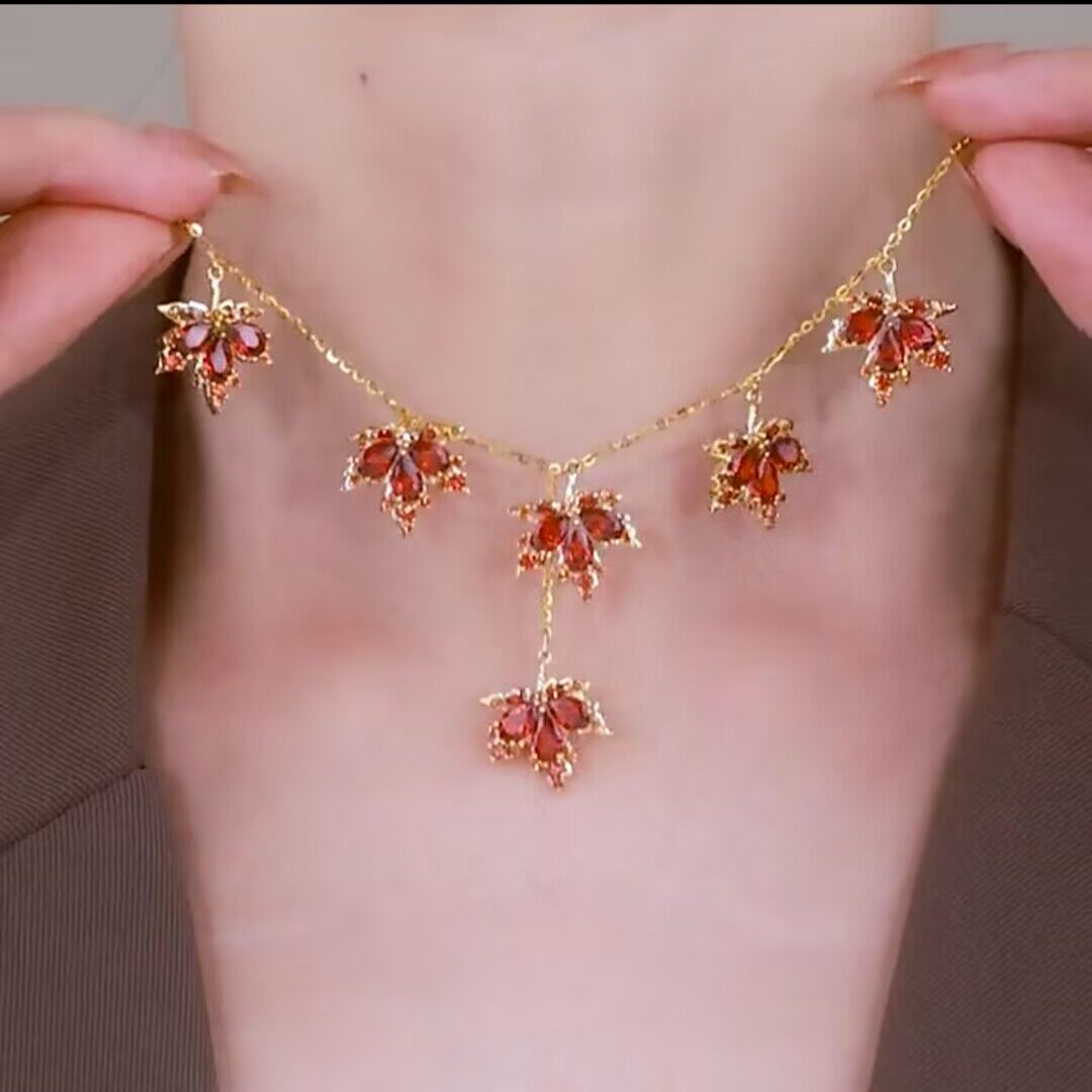 高级感红色镶钻枫叶项链设计感长款个性气质百搭项链女2022新款潮