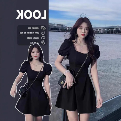 感赫本风小黑裙女夏季新款法式复古方领泡泡袖收腰连衣裙甜辣