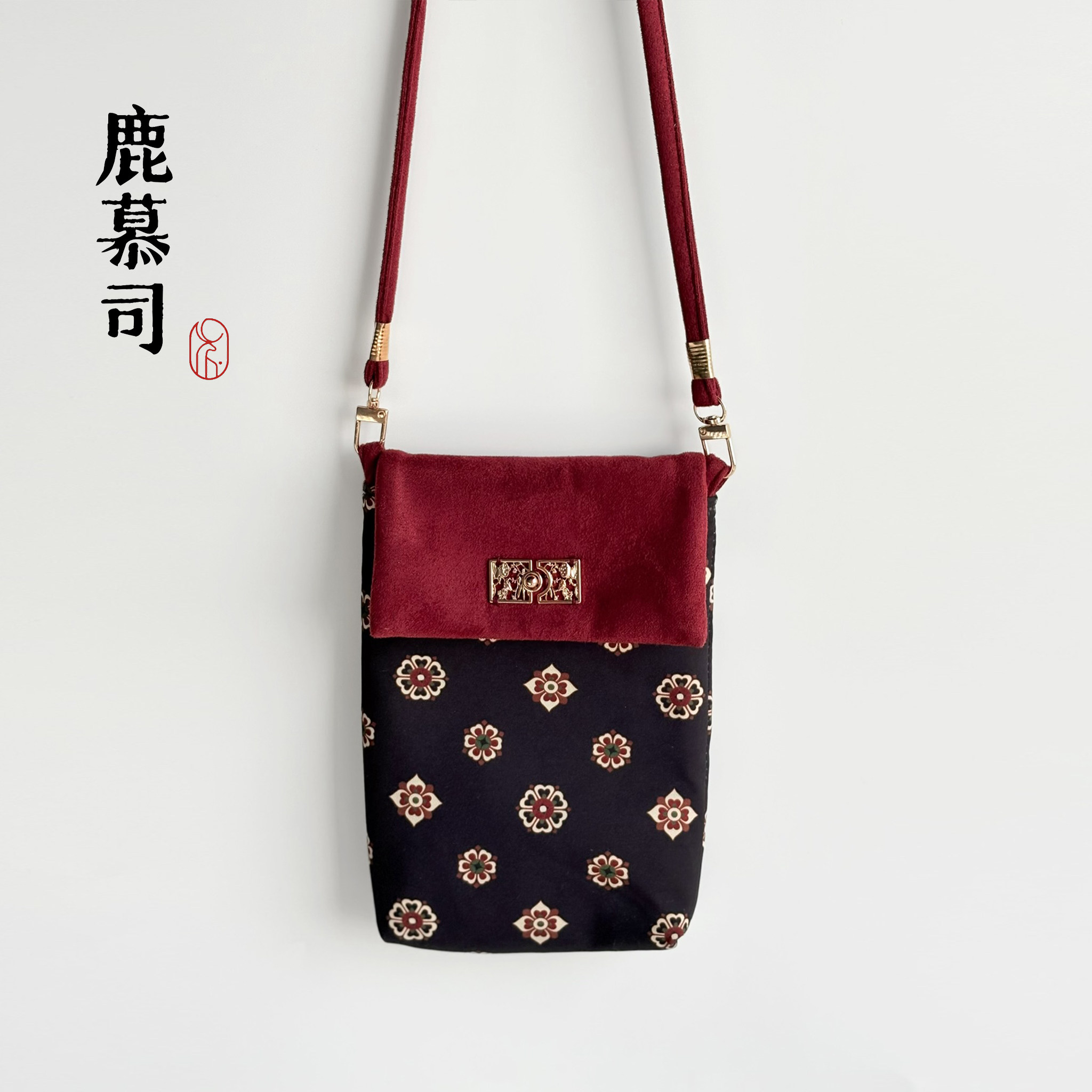 鹿慕司国风复古宝相花红黑麂皮绒百搭斜挎手机包女款文艺百搭潮流
