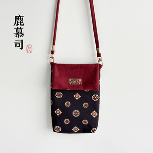 鹿慕司国风复古宝相花红黑麂皮绒百搭斜挎手机包女款文艺百搭潮流