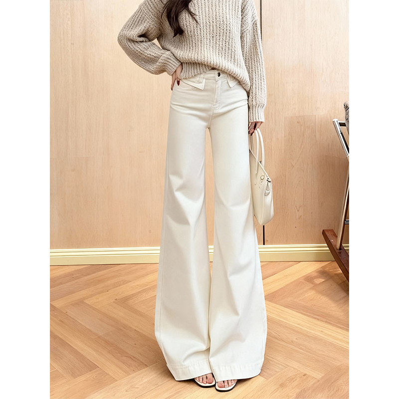 极简风白色高腰加绒微喇牛仔裤女
