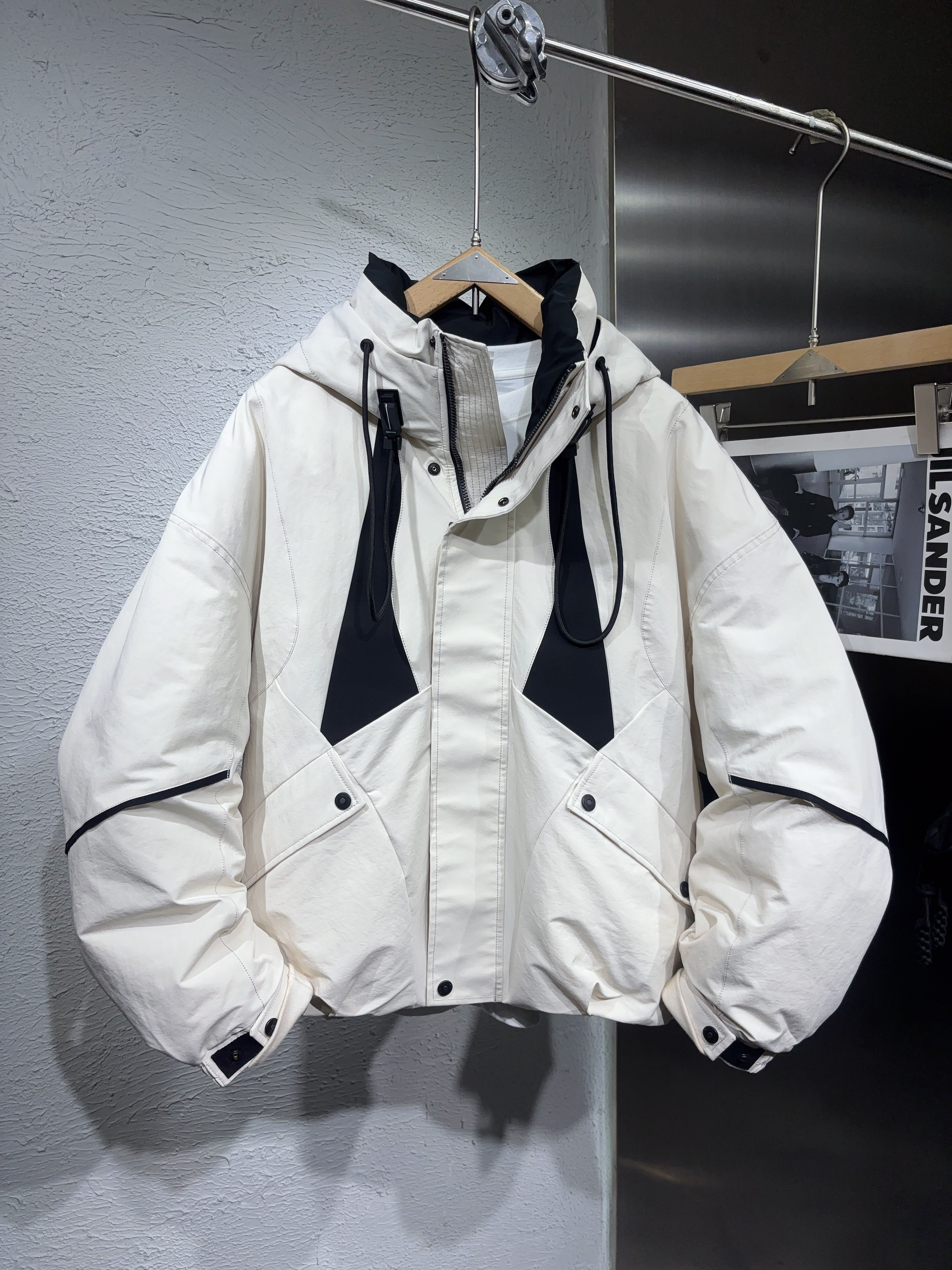 易麦2025冬季新款男连帽加厚撞色工装羽绒服男士背带90白鸭绒外套