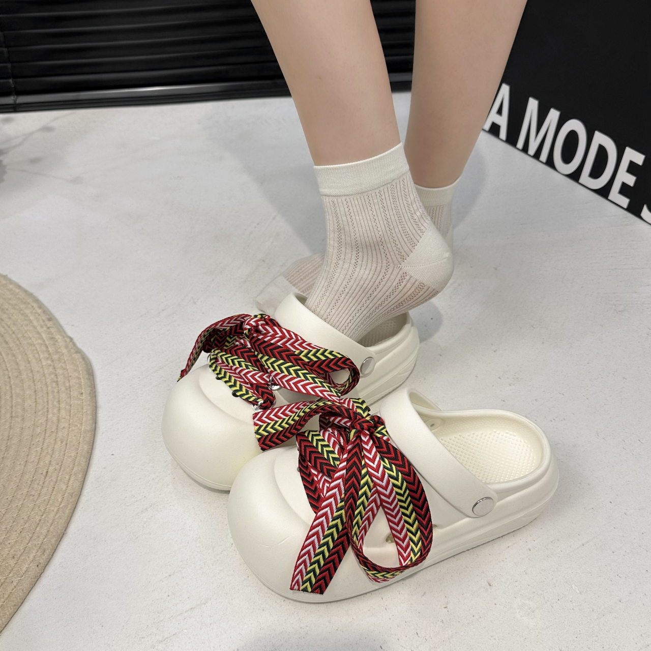 品牌清仓时尚感气质个性绑带洞洞鞋女夏季外穿软厚底防滑轻便舒适