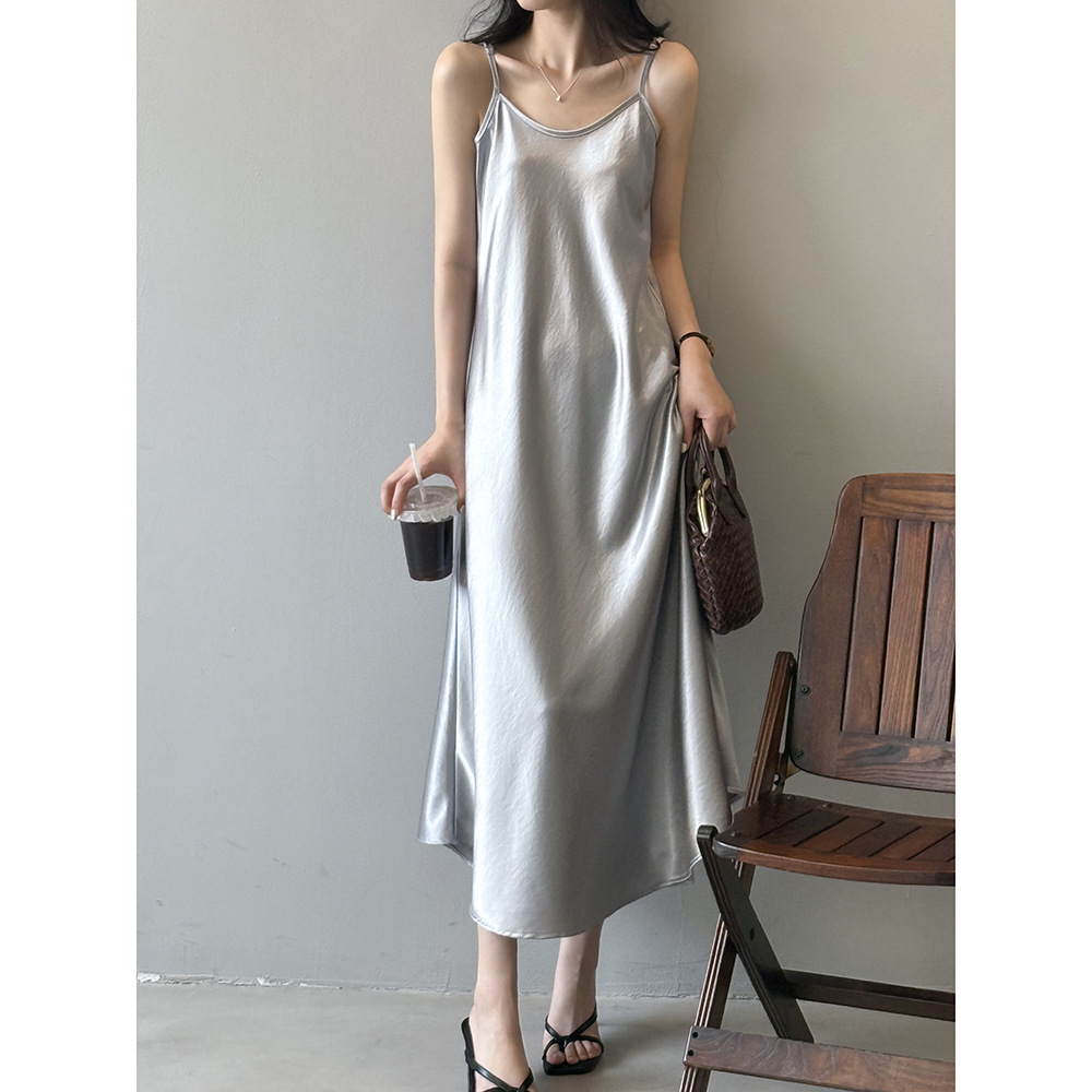 言双 鎏光法式缎面吊带连衣裙夏季新款百搭内搭气质V领长裙82298
