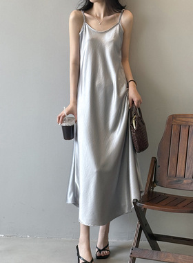 言双 鎏光法式缎面吊带连衣裙夏季新款百搭内搭气质V领长裙82298