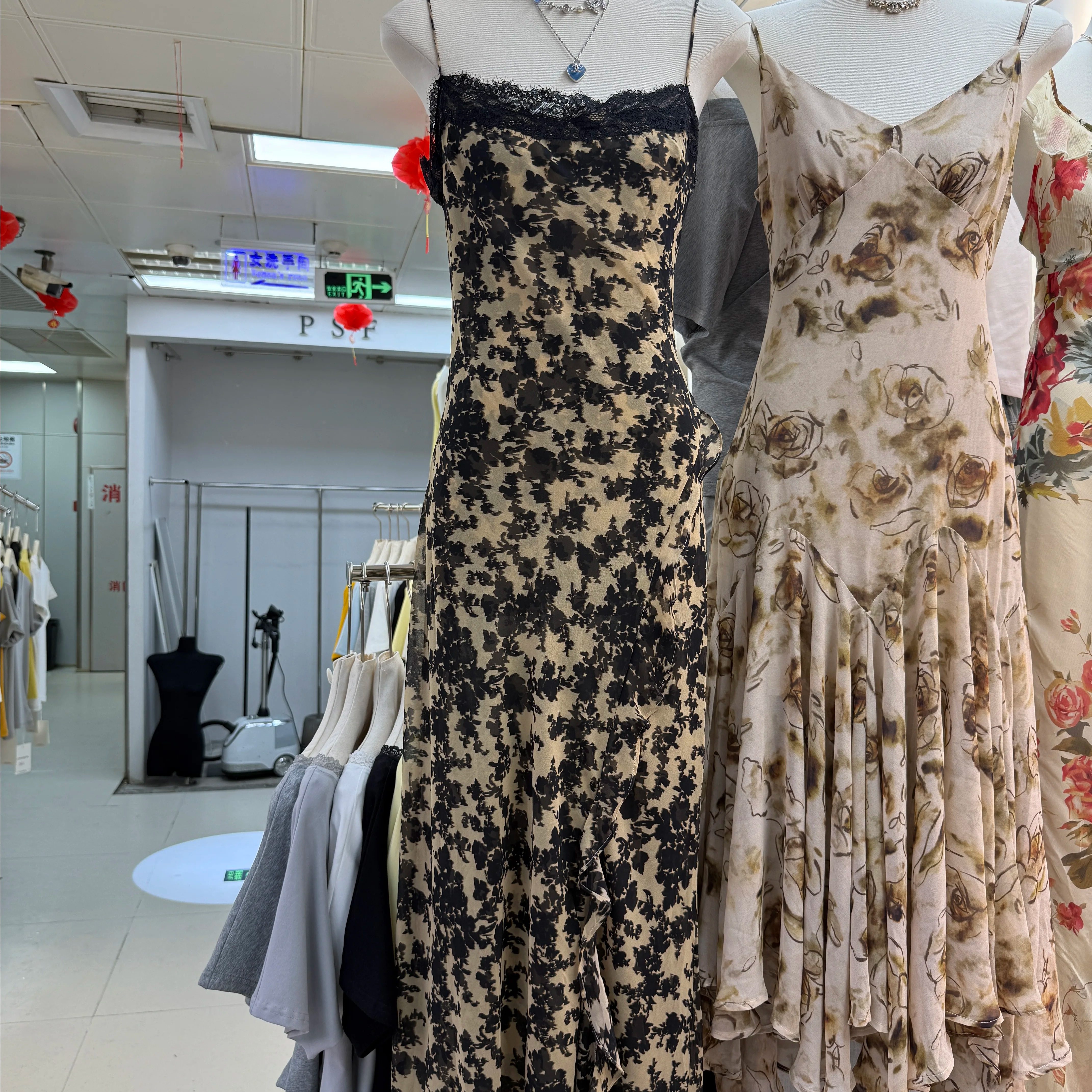 十三行拿货2026春新款韩版碎花蕾丝拼接吊带连衣裙长裙s26125w200