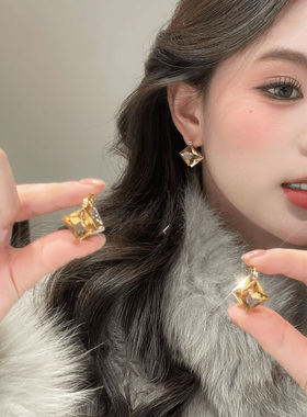 秋冬流光香槟金方糖耳钉女2025新款轻奢设计感耳环高级感气质耳饰