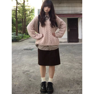 秋冬温柔风粉色麻花针织毛衣女长期主义知性格纹衬衫长袖两件套装