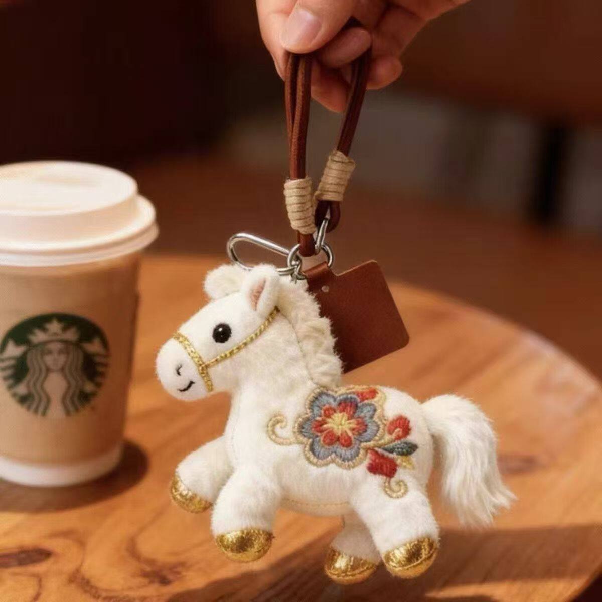 2026马年可爱刺绣小马毛绒玩具公仔挂件钥匙扣包挂吉祥物玩偶礼物,模玩/动漫/周边/娃圈三坑/桌游,动漫挂件/文具,淘宝优惠券,粉丝福利购,淘宝优惠卷