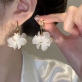 简约超仙耳圈轻奢小众设计独特款 时尚 白色花瓣镶钻耳环女韩版 耳饰