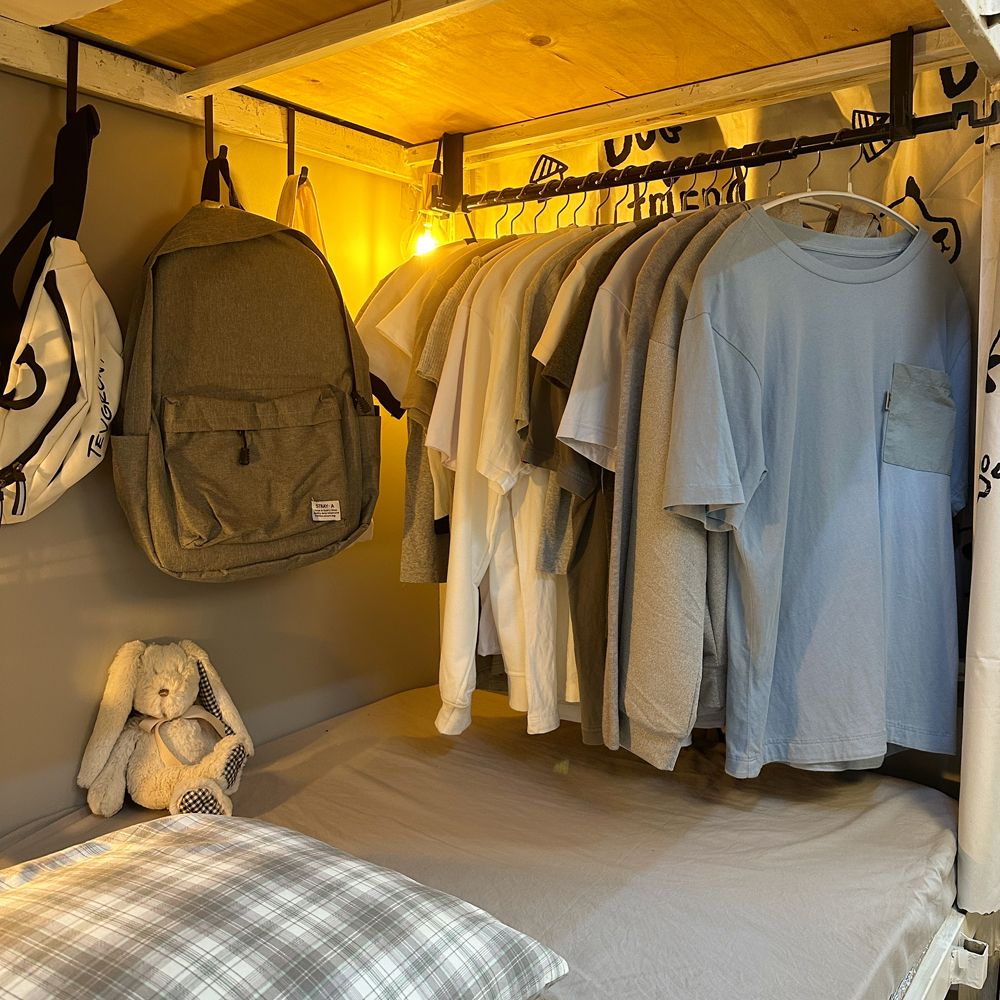 大学生宿舍床头挂衣服收纳神器