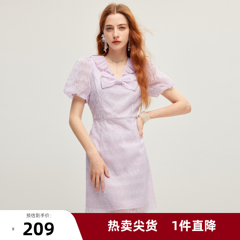 可可尼COCOON收腰A摆裙夏新款女绣花V领压褶木耳领连衣裙