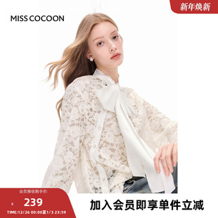 蝴蝶结斜门襟镂空蕾丝衬衫 MISSCOCOON 法式 24早秋新品 蜜色韶光