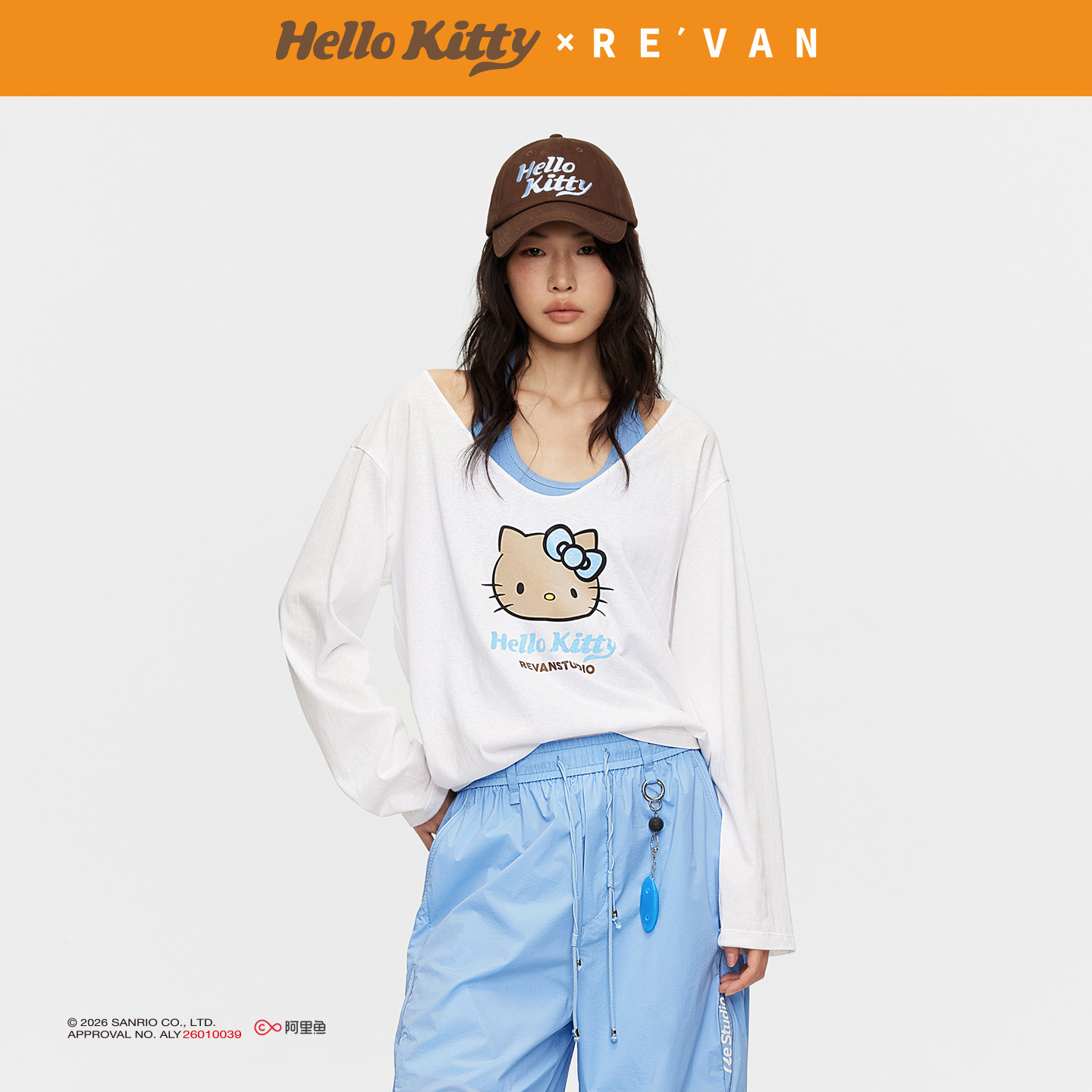 REVAN芮范黑皮HelloKitty蓝白撞色真两件挂脖长袖T恤RK31001025 - 实物图