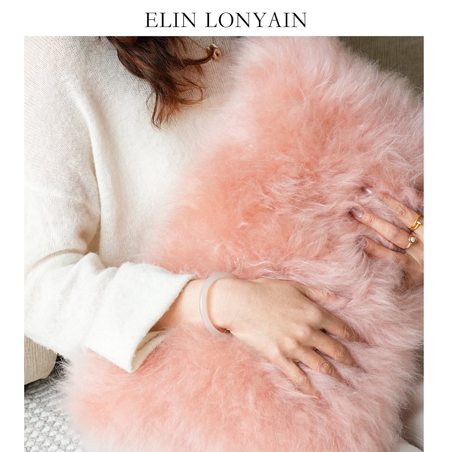 粉色软黄金小山羊绒靠垫抱枕方枕