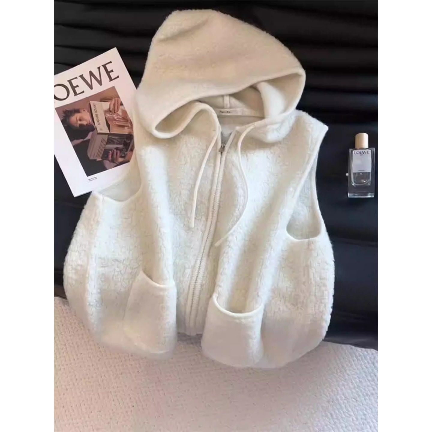 高级感白色连帽羊羔毛马甲上衣女新款秋冬拉链厚针织开衫背心外套