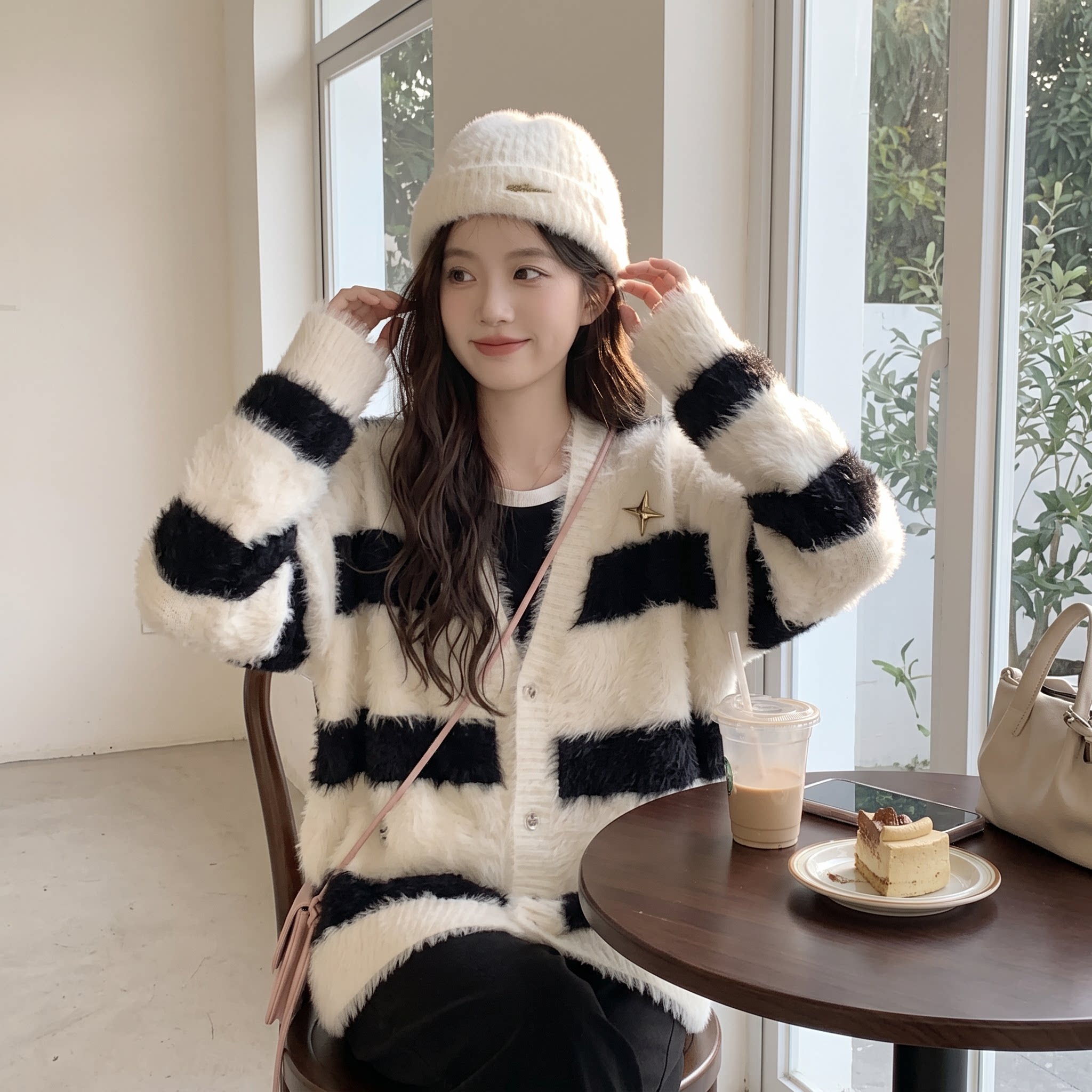 秋冬仿貂V领撞色针织开衫女大码