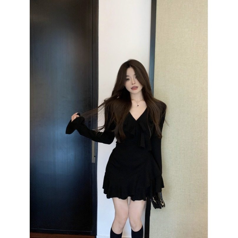 法式黑色V领连衣裙春装女装2026年新款荷叶边长袖修身气质短裙子