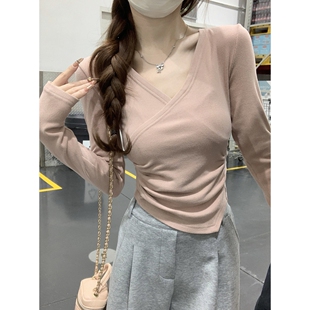 纯欲bm风粉色交叉V领长袖T恤女秋冬季性感修身褶皱内搭打底衫上衣