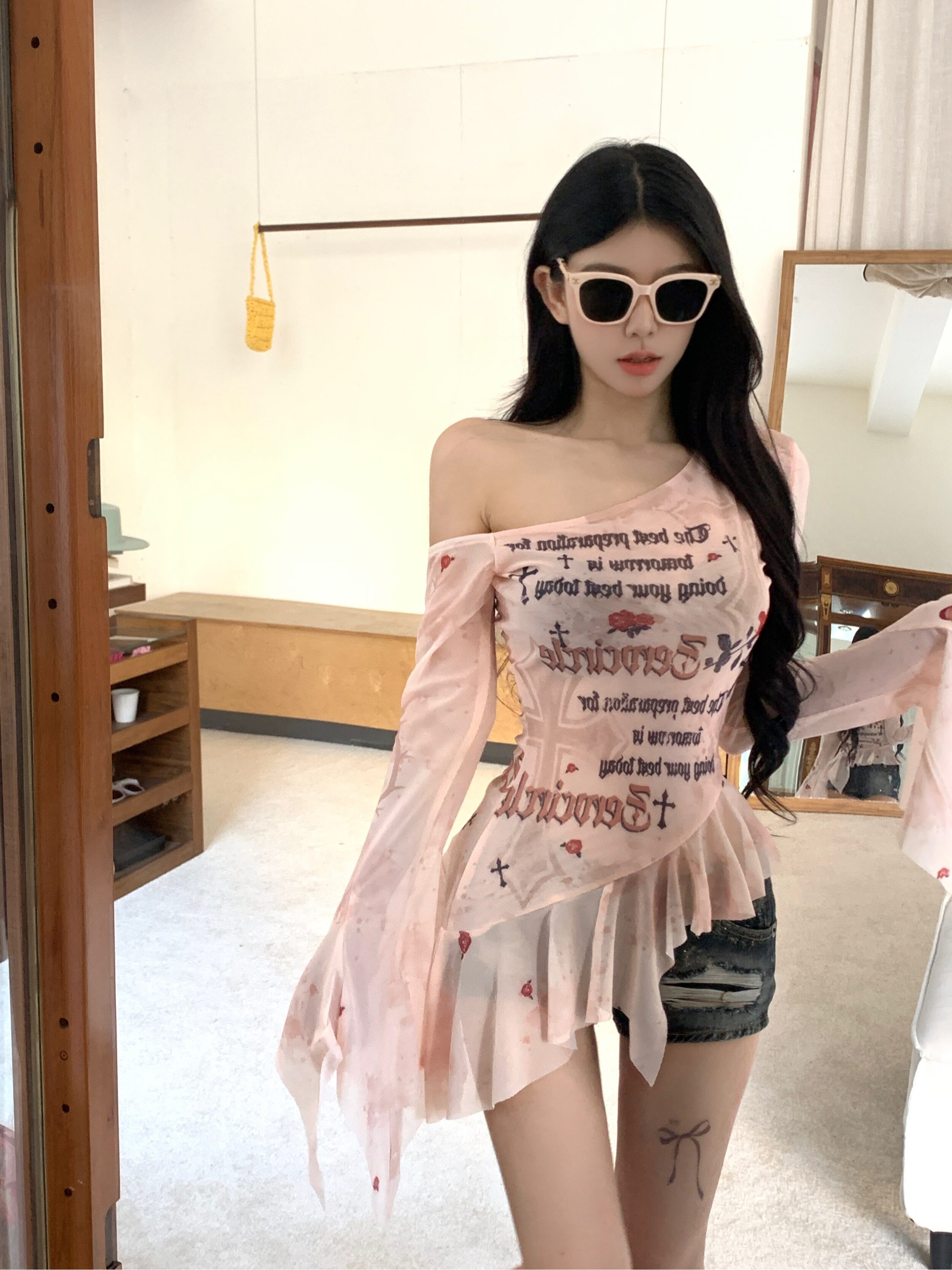 美式荷叶边网纱斜肩上衣女夏季长袖辣妹性感修身露肩喇叭袖小T恤
