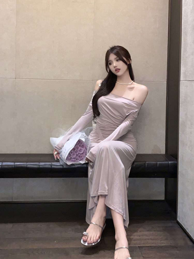 一字肩纯欲长袖连衣裙女秋季2026新款粉色收腰气质包臀中长款裙子