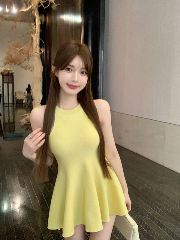 鹅黄色挂脖无袖背心针织连衣裙女夏季新款纯欲风辣妹修身收腰短裙