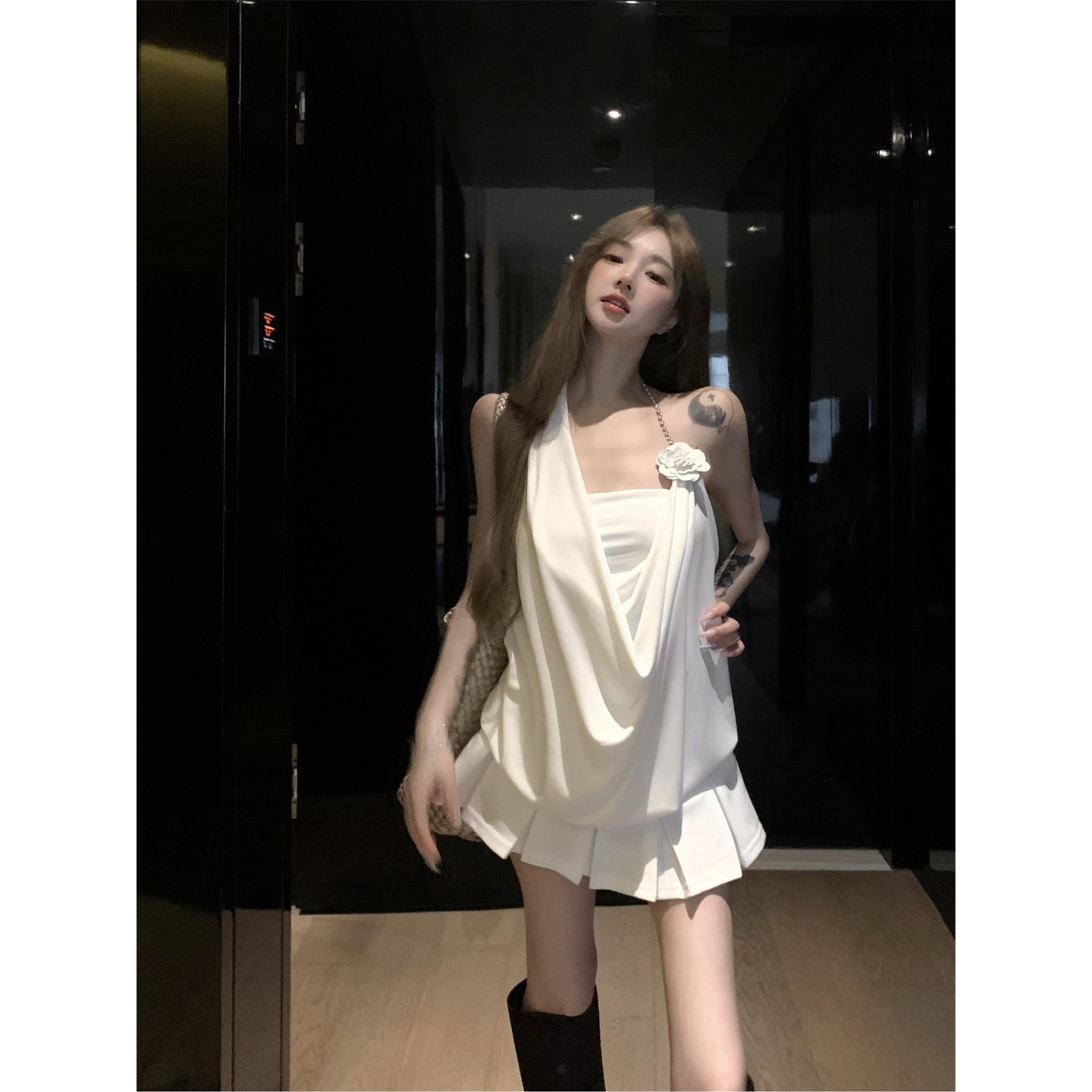 白色花朵露背荡领挂脖吊带背心女夏季宽松纯欲设计感短款上衣外穿