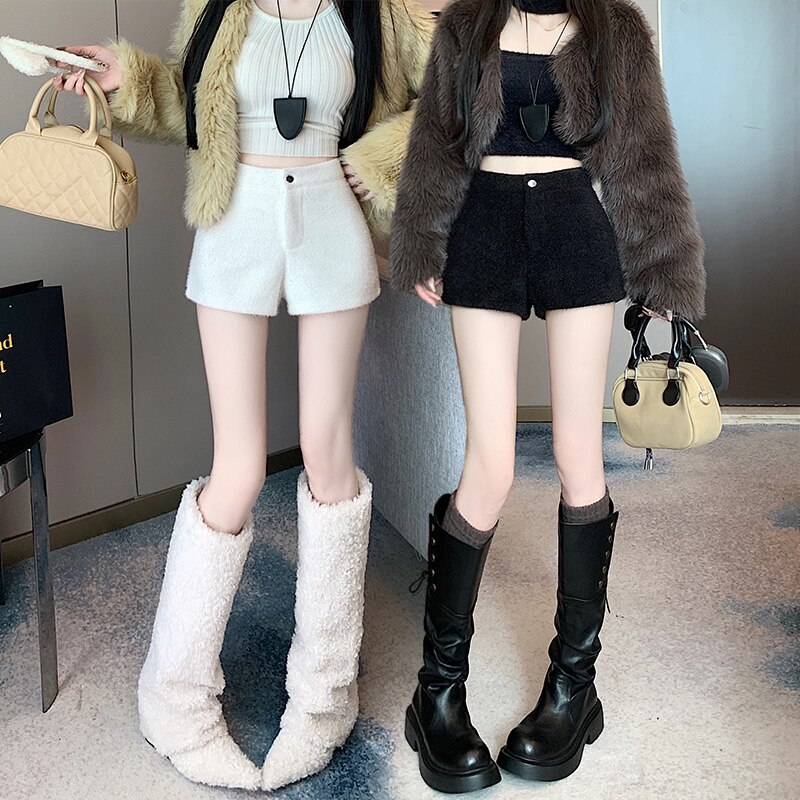 白色加厚保暖短裤女秋冬春季新款小香风A字阔腿裤毛绒绒辣妹靴裤