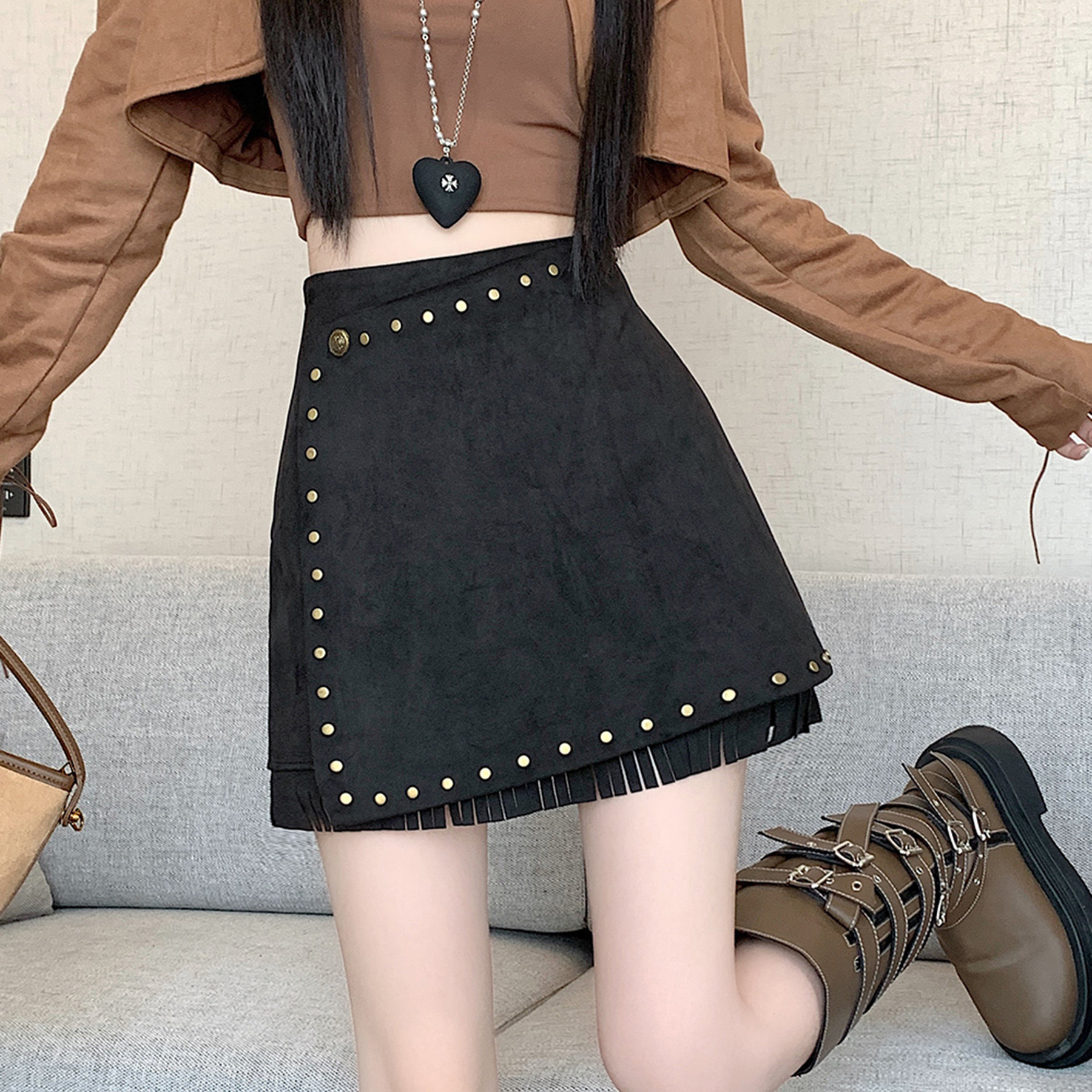 棕色半身裙高腰显瘦重工铆钉鹿皮绒2026秋冬流苏复古新款高级感