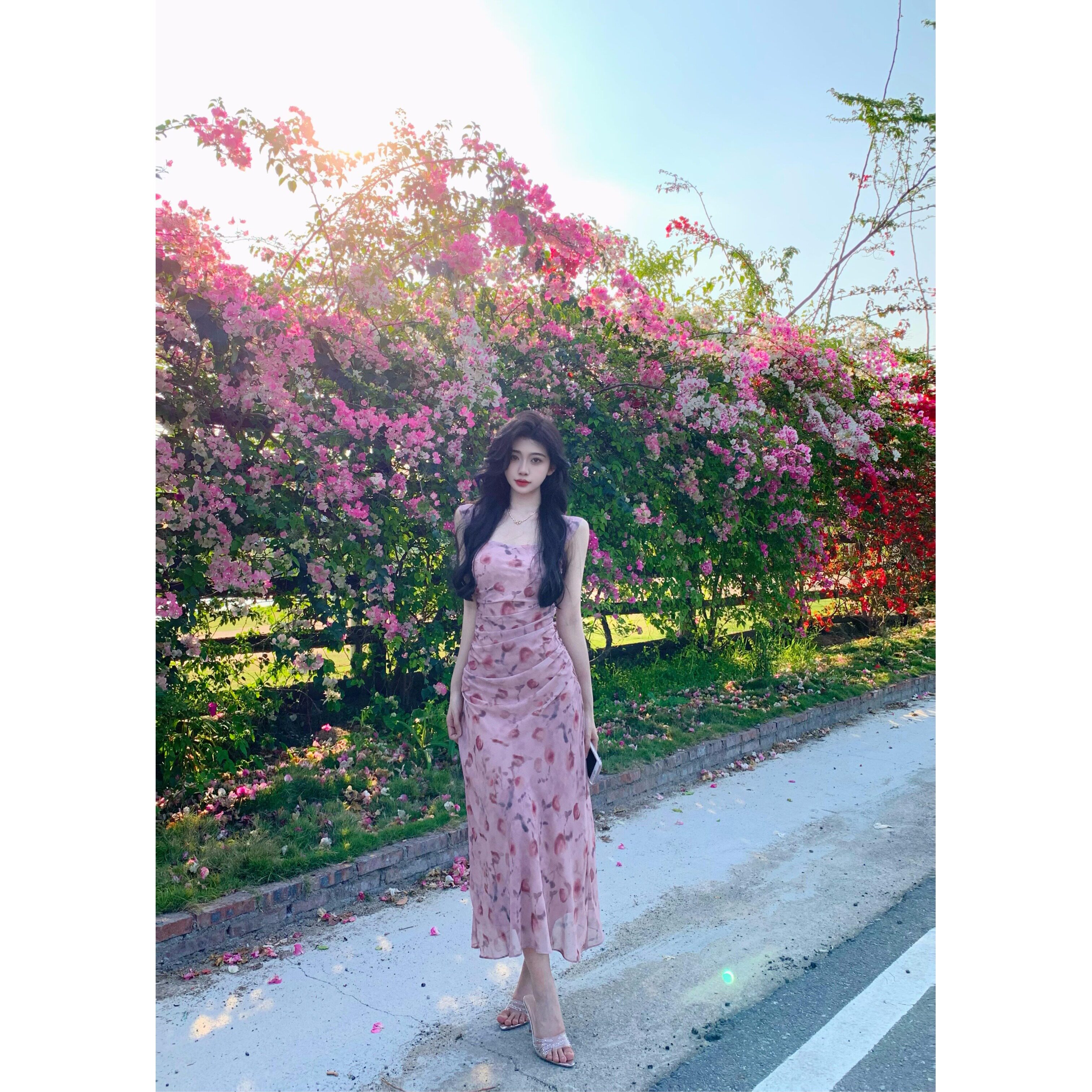夏季蜜桃粉氛围感少女连衣裙女度假风田园碎花显瘦女装吊带长裙子