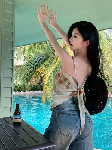 辣妹晕染三角丝巾抹胸外穿吊带