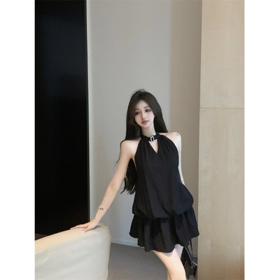 镂空挂脖小黑裙女装2025夏季新款超仙露背系带辣妹纯色连衣短裙潮
