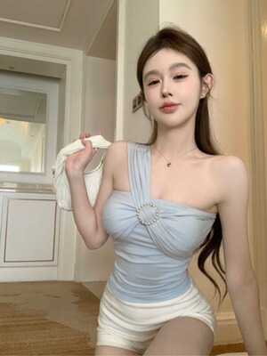 性感斜肩抹胸吊带背心女早秋法式设计感短款修身纯欲薄款上衣