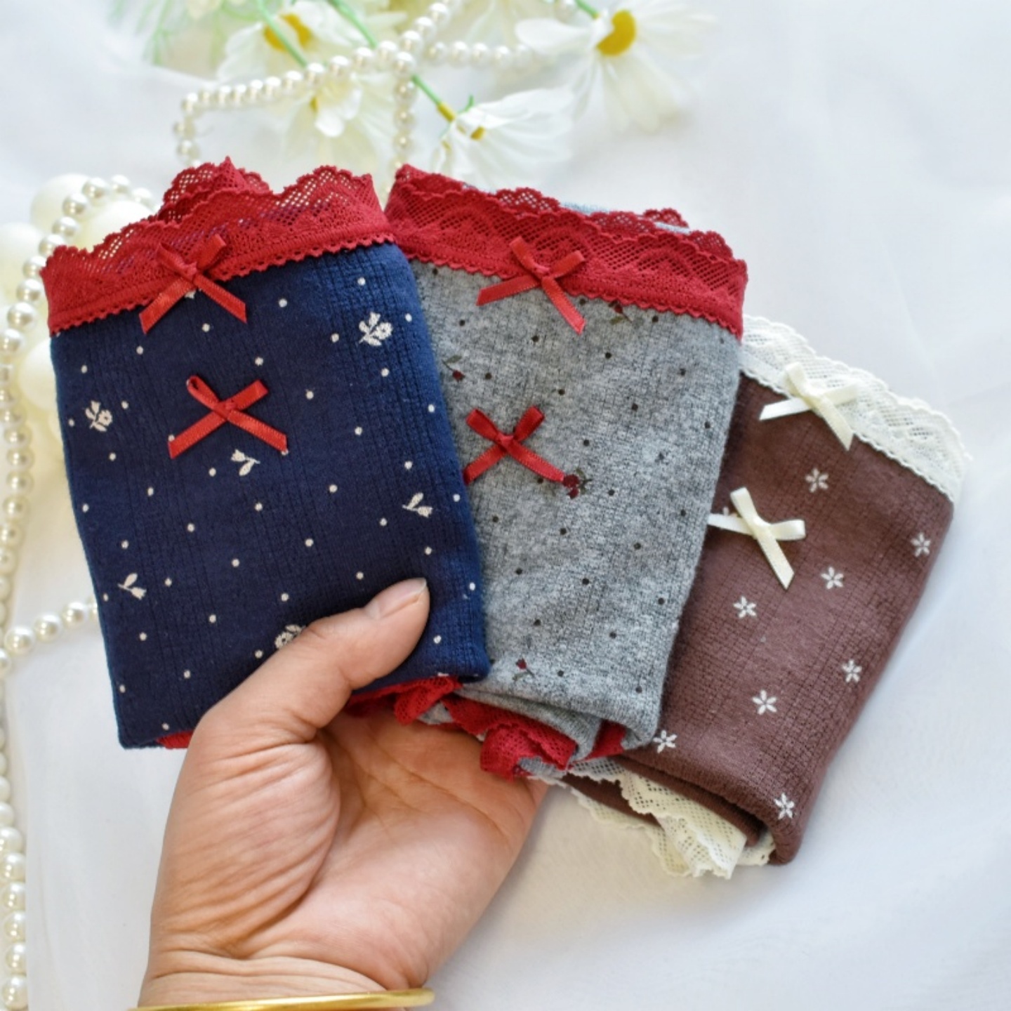 撞色蕾丝中腰透气裸感包臀三角裤