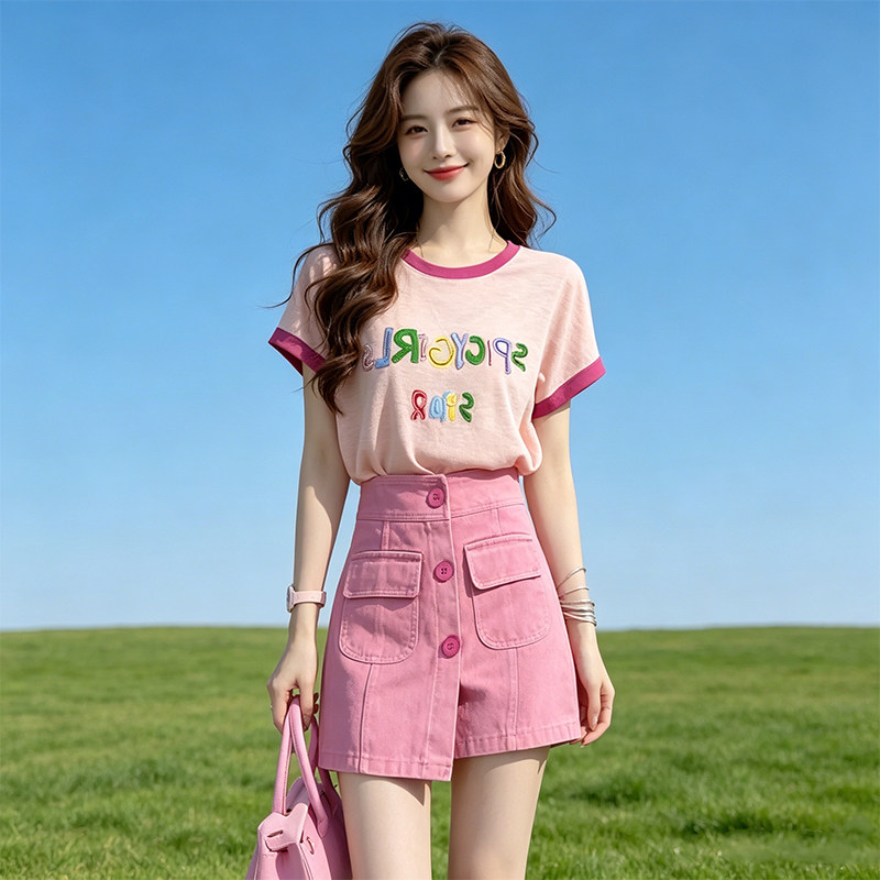 夏日绝美俏皮小套装女2026彩色字母刺绣撞色上衣百搭粉色短裤套装