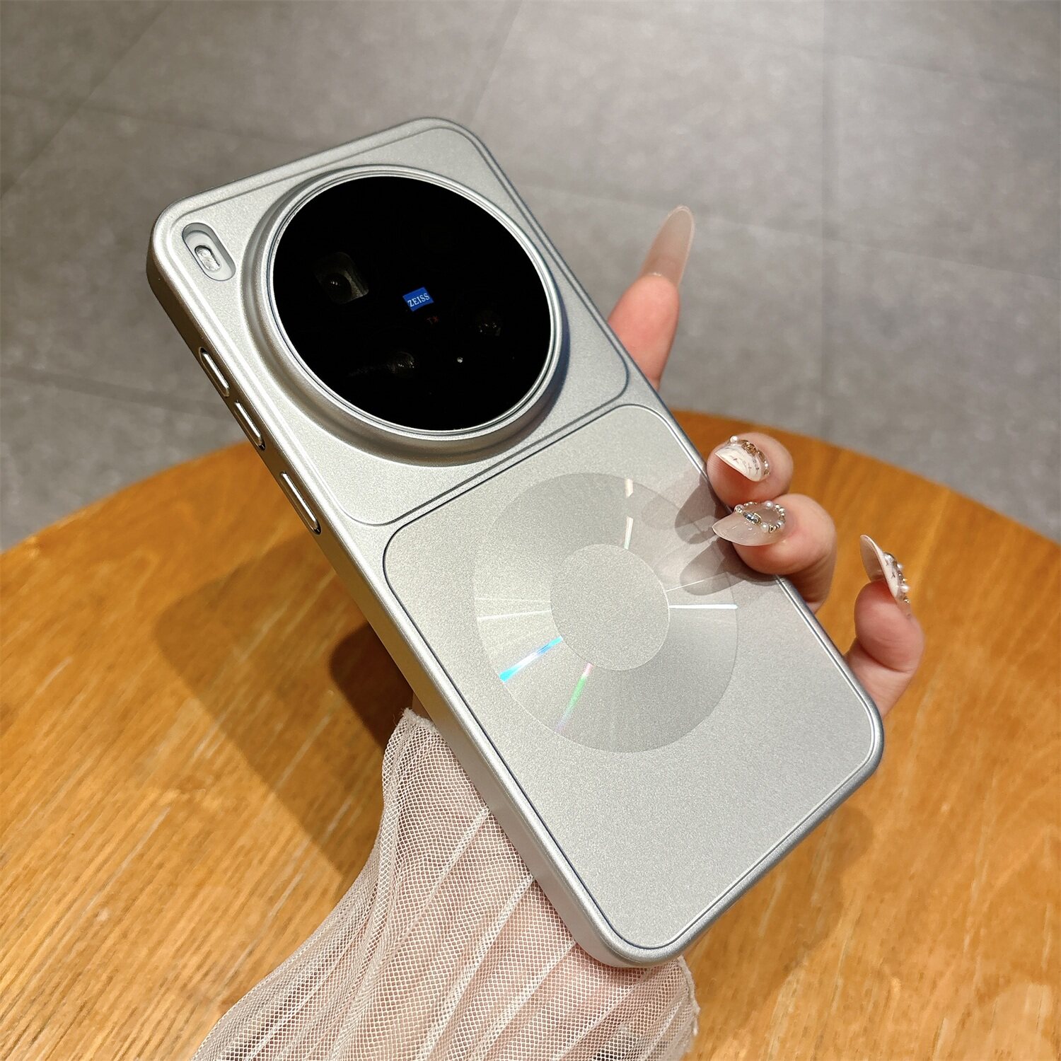 电镀磨砂肤感磁吸防摔手机壳图片