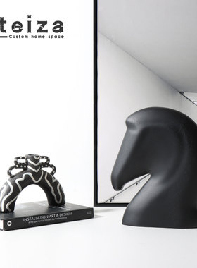 Oteiza简约现代创意的彷木纹马头样板间酒店玄关客厅软装书房摆件